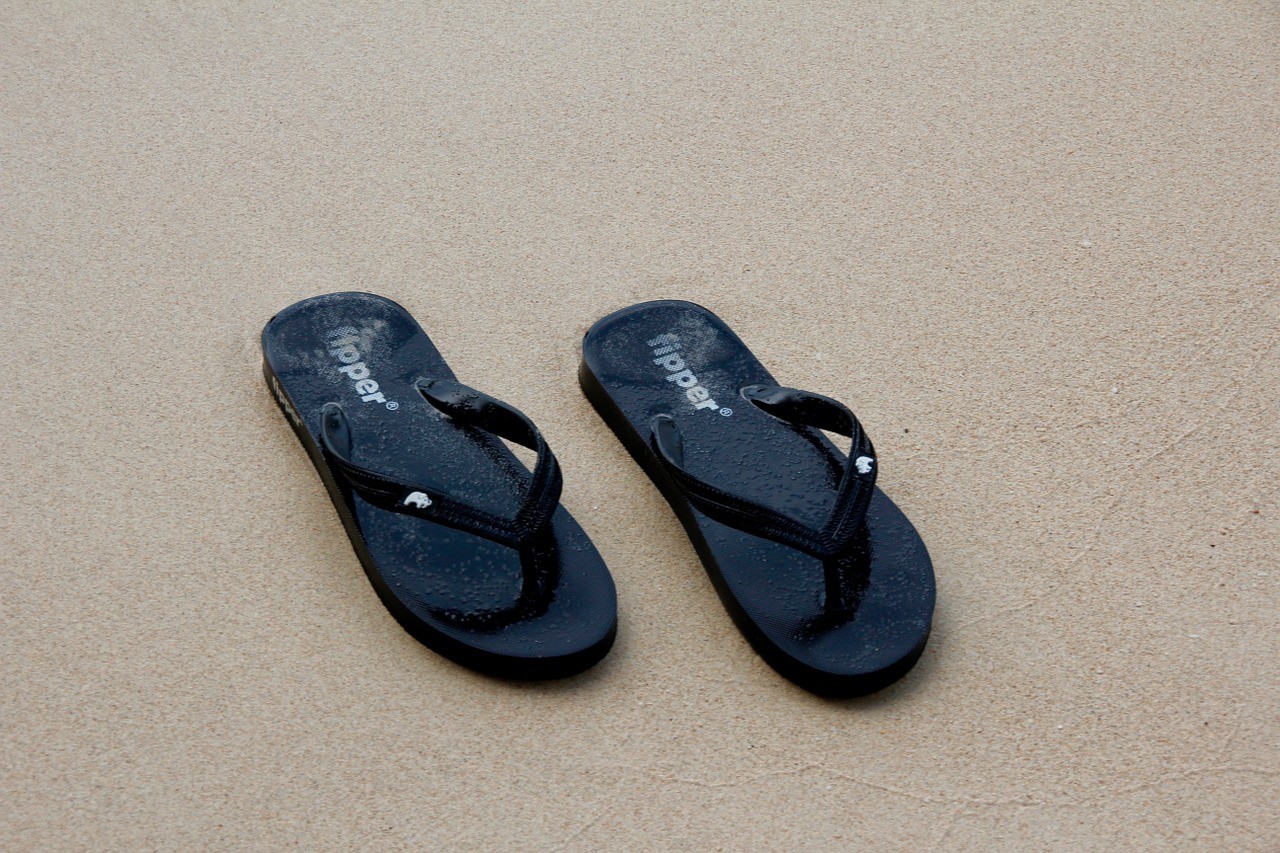 Klapki – kiedyś obuwie plażowe, dziś must have w każdej szafie
